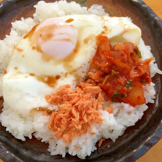 目玉焼きと鮭とキムチご飯☆彡